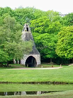 Four de la tuilerie de l'abbaye de Chaalis, connu localement comme la « lanterne des morts ».