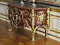 Commode à oreilles de Charles Cressent : pieds ornés de bustes de jeunes femmes souriantes, appelés espagnolettes.
