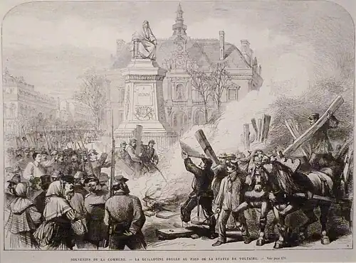 La statue de Voltaire pendant la Commune.