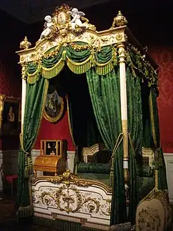 Lit à colonnes, bois de lit sculpté, peint et doré, XIXe&nbsp;siècle, chambre de l'Impératrice Eugénie, château de Compiègne.