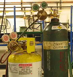 Bouteilles de gaz MAPP et de gaz d'oxygène.