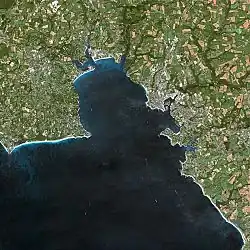 Image satellite de la baie de La Forêt.