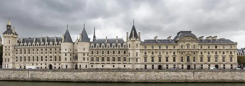 La Cour de cassation et, jusqu'en 2018, le tribunal de grande instance donnent sur le quai de l'Horloge.