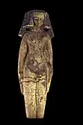 Statuette de « concubine ». La lourde perruque est l'un des attributs érotiques de la statuette, avec les parures qui mettent en valeur la poitrine et le pubis rasé à la vulve indiquée. Bois peint, Moyen Empire.