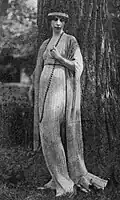 Mme Condé Nast portant une robe de cocktail Fortuny vers 1917, photographie anonyme.