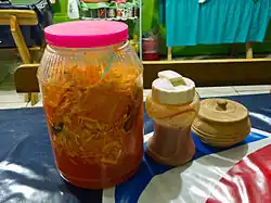 De la choucroute et de la sauce tomate, condiments habituellement servis avec les pupusas.