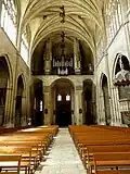 Partie arrière de la nef avec l'orgue.