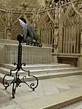 Intérieur de la clôture avec le maître autel en marbre blanc, et au premier plan, un lutrin en forme d'aigle.