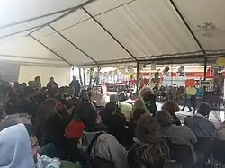 Conférence gesticulée.