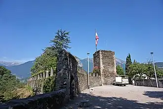 Donjon / tour Sarrasine du XIIe&nbsp;siècle, remparts, et jardin public de la tour sarrasine.
