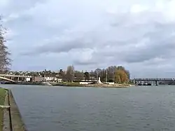 Le confluent, l'Oise à gauche, la Seine à droite.