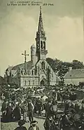 La Place de l'église de Confort un jour de marché au début du XXe siècle (carte postale ND Photo).