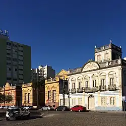 Maisons sur la place du colonel Pedro Osório.