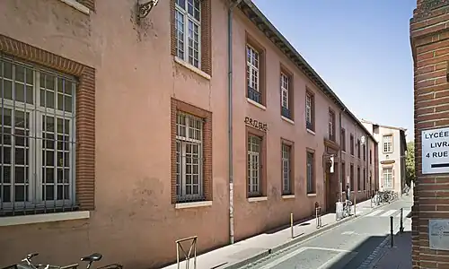 no&nbsp;17 : façade du conservatoire sur la rue Alexis-Larrey.