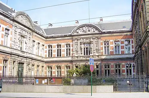 Vue d'ensemble du bâtiment depuis la rue de la Régence.