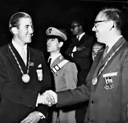 Photographie en noir et blanc de deux jeunes hommes se serrant la main.