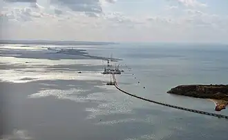 Vue aérienne des travaux de construction en septembre 2016. La Crimée est en avant-plan, l'île de Touzla au centre, la péninsule de Taman en fond.