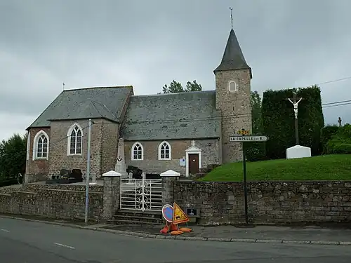 L'église, le monument aux morts et un calvaire.