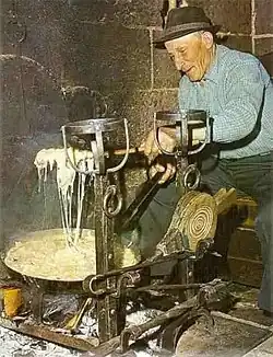 On remue énergiquement jusqu'à ce que le fromage « fasse le fil ».