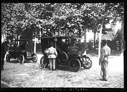 Voitures arrêtées par un piquet d'infanterie (des territoriaux en tenue de travail) sur une route principale.