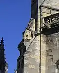 statue d'Arnaud-IV-de-Canteloup (vue de profil) sur le contrefort de la flèche Saint-Michel en 2004
