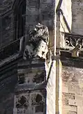 statue d'Arnaud-IV-de-Canteloup (vue de face) sur le contrefort de la flèche Saint-Michel en 2004