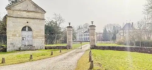 L'entrée du château et la chapelle.