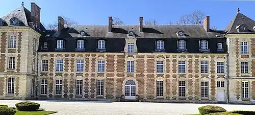 Le corps central du château.