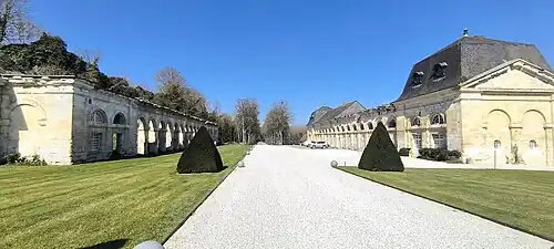 L'hémicycle et les communs.