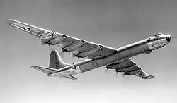 Cliché noir et blanc. Avion à six réacteurs en vol.