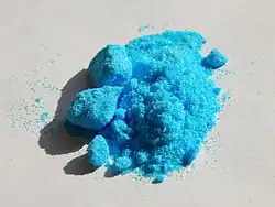 Poudre de sulfate de cuivre hydraté.