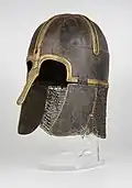 un casque en métal avec protège-joues et camail