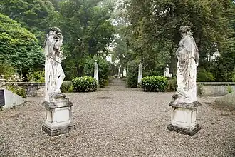 Une des allées du jardin.