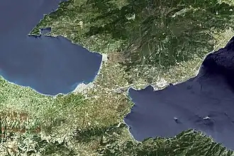 Photo d'une région boisée entourée de la mer
