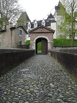 Photographie en couleurs d'une porte d'accès ancienne.