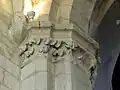 Culot et imposte avec frise à l'est de l'arcade.