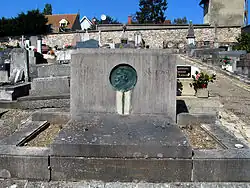 La tombe de Louis et Anna Gonse, dans l'ancien cimetière de Cormeilles-en-Parisis.