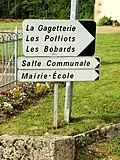 Un panneau D29b avec trois destinations, et deux panneaux D29b avec une destination.