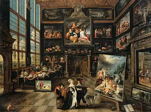 Grand salon d'exposition, un couple admire des tableaux.