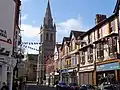 Drapeaux (bunting (en)) dans une rue commerçante de Rugby pour marquer le couronnement de Charles III.