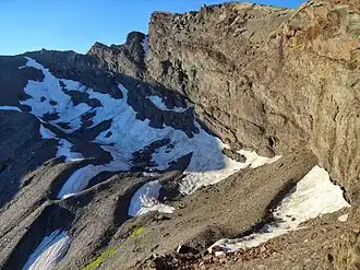 Névés et moraines dans la partie supérieure du Corral del Veleta sous le sommet du Veleta en 2013, là où se trouvait le dernier fragment du glacier en 1913.