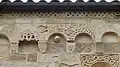 Bande lombarde et motifs en creux.