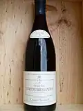 Une bouteille de corton-bressandes.