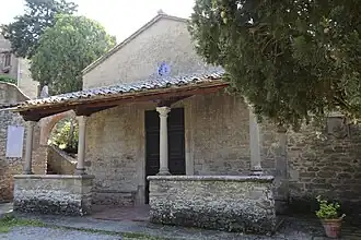 Entrée de l'église, précédée d'un portique