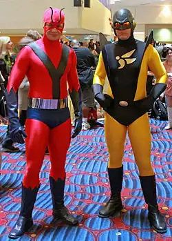 Cosplay de Giant-Man (à gauche) et Pourpoint-jaune (Yellowjacket, à droite), deux célèbres costumes de Hank Pym.