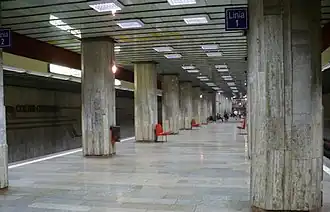 Quai central avec des colonnes le tout en béton gris