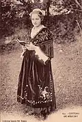 Réguiny ː jeune femme en costume traditionnel (carte postale).