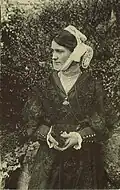 Costume traditionnel d'une femme de Mauron au début du XXe&nbsp;siècle (carte postale).