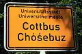Signalisation bilingue en allemand et en sorabe d'un des panneaux d'entrée de la commune de Cottbus.