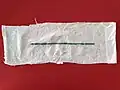 Film extérieur imperméable de la couche-culotte en présence  d'eau : le marqueur vire au vert. Vue de l'intérieur depuis la couche.